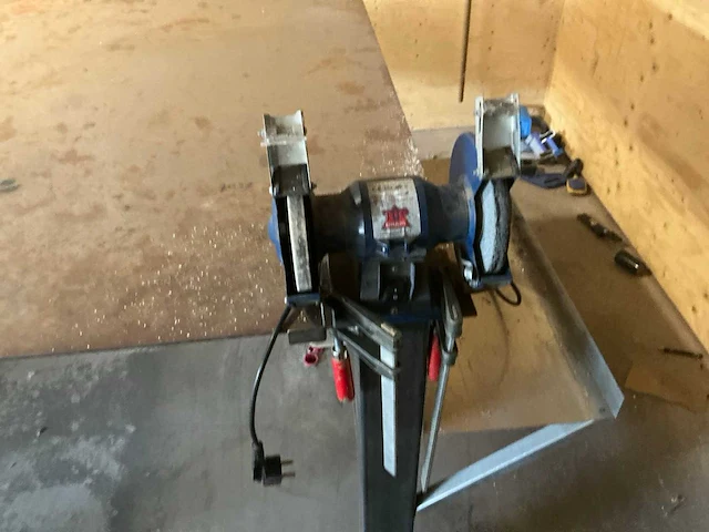 Metalen werkbank met 2 bankschroeven - afbeelding 5 van  8