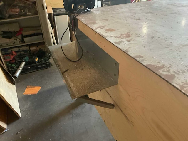 Metalen werkbank met 2 bankschroeven - afbeelding 7 van  8