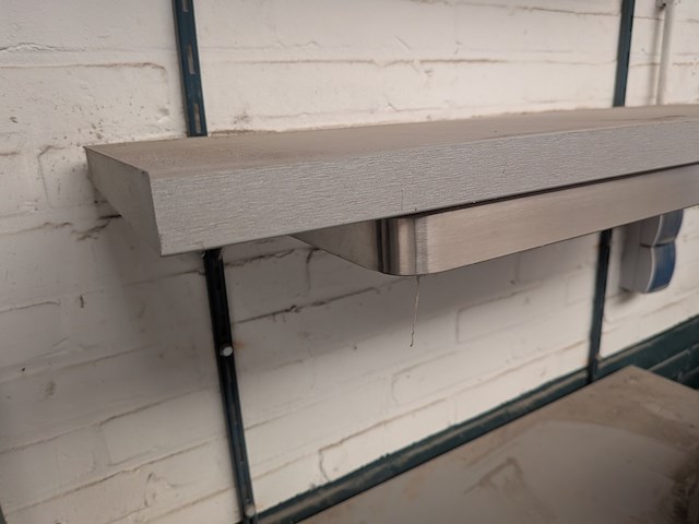 Metalen werkbank met 3x wandschap - afbeelding 5 van  5