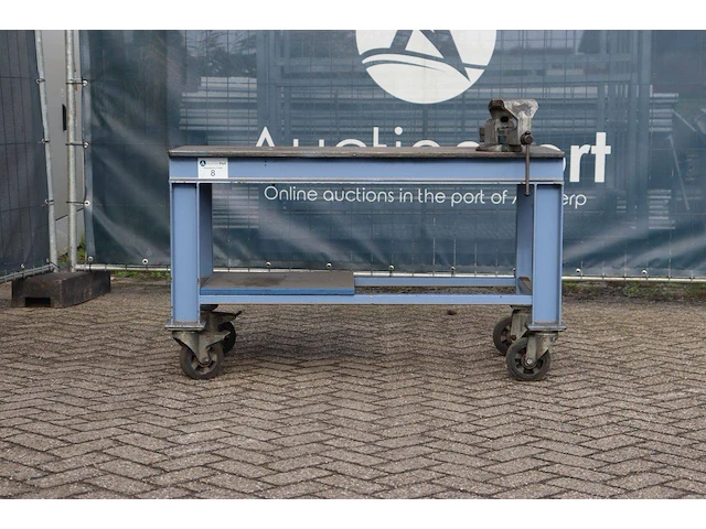 Metalen werkbank met bankschroef - afbeelding 1 van  1
