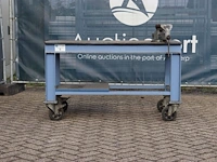Metalen werkbank met bankschroef