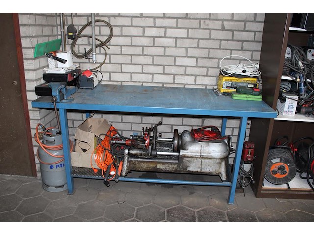 Metalen werkbank met opgebouwde bankschroef. afmeting 203 x 78 x 91 cm. let op: exclusief kavels op en onde... - afbeelding 1 van  3