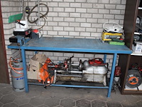 Metalen werkbank met opgebouwde bankschroef. afmeting 203 x 78 x 91 cm. let op: exclusief kavels op en onde... - afbeelding 1 van  3