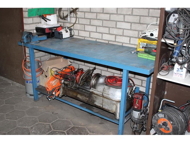 Metalen werkbank met opgebouwde bankschroef. afmeting 203 x 78 x 91 cm. let op: exclusief kavels op en onde... - afbeelding 2 van  3
