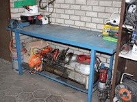 Metalen werkbank met opgebouwde bankschroef. afmeting 203 x 78 x 91 cm. let op: exclusief kavels op en onde... - afbeelding 2 van  3