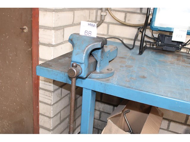 Metalen werkbank met opgebouwde bankschroef. afmeting 203 x 78 x 91 cm. let op: exclusief kavels op en onde... - afbeelding 3 van  3