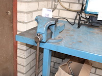 Metalen werkbank met opgebouwde bankschroef. afmeting 203 x 78 x 91 cm. let op: exclusief kavels op en onde... - afbeelding 3 van  3