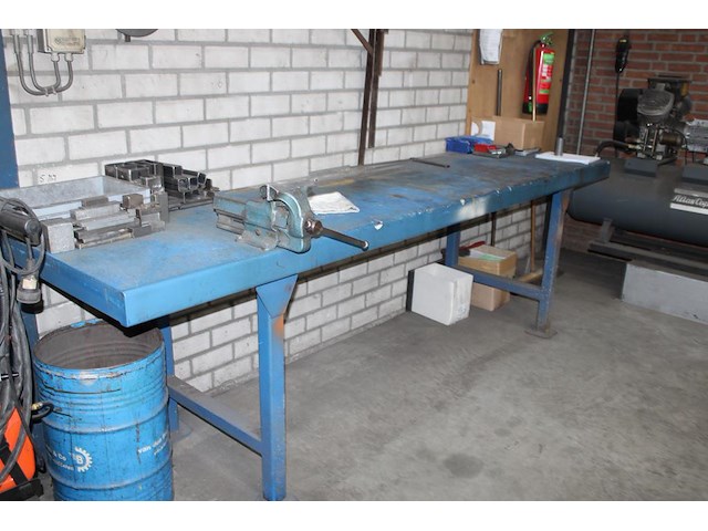 Metalen werkbank met opgebouwde bankschroef. afmeting 297 x 78 x 91 cm. let op: exclusief kavels op en onde... - afbeelding 1 van  4