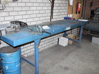 Metalen werkbank met opgebouwde bankschroef. afmeting 297 x 78 x 91 cm. let op: exclusief kavels op en onde... - afbeelding 1 van  4