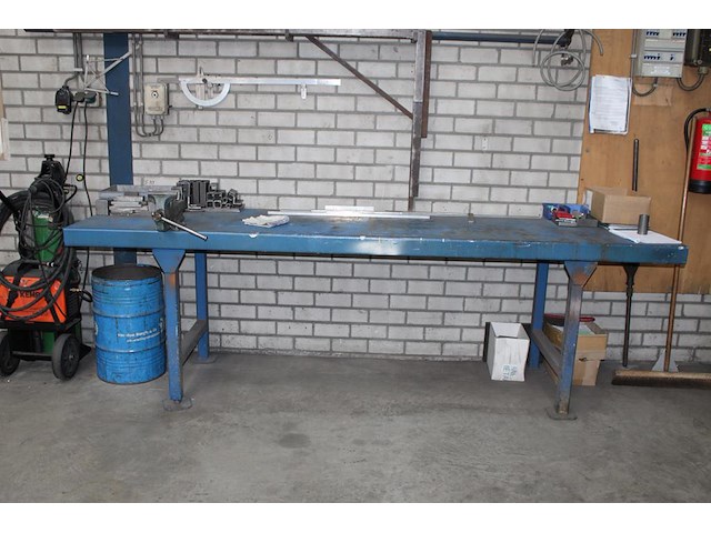 Metalen werkbank met opgebouwde bankschroef. afmeting 297 x 78 x 91 cm. let op: exclusief kavels op en onde... - afbeelding 2 van  4