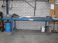 Metalen werkbank met opgebouwde bankschroef. afmeting 297 x 78 x 91 cm. let op: exclusief kavels op en onde... - afbeelding 2 van  4