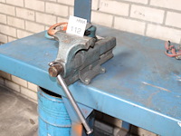 Metalen werkbank met opgebouwde bankschroef. afmeting 297 x 78 x 91 cm. let op: exclusief kavels op en onde... - afbeelding 3 van  4