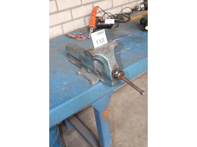 Metalen werkbank met opgebouwde bankschroef. afmeting 297 x 78 x 91 cm. let op: exclusief kavels op en onde... - afbeelding 4 van  4