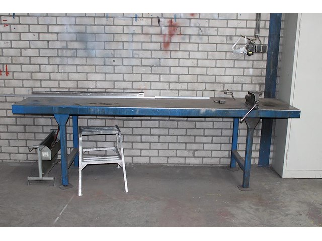 Metalen werkbank met opgebouwde bankschroef. afmeting 297 x 78 x 91 cm. let op: exclusief kavels op en onde... - afbeelding 1 van  4