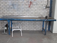 Metalen werkbank met opgebouwde bankschroef. afmeting 297 x 78 x 91 cm. let op: exclusief kavels op en onde...