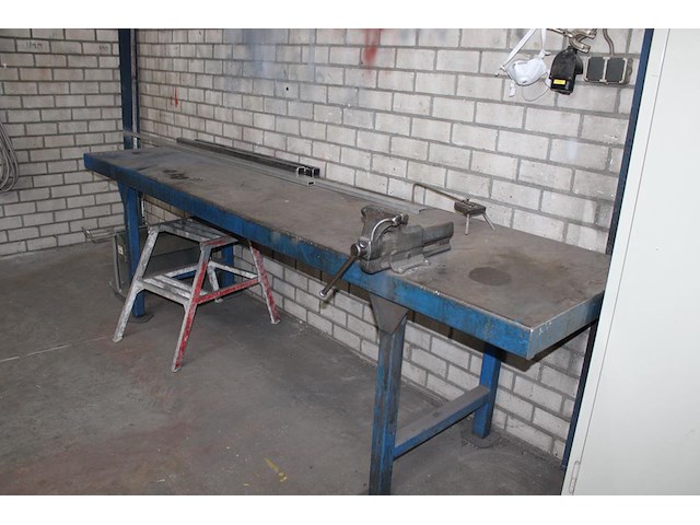 Metalen werkbank met opgebouwde bankschroef. afmeting 297 x 78 x 91 cm. let op: exclusief kavels op en onde... - afbeelding 2 van  4