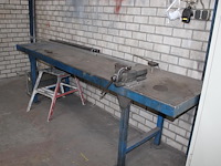 Metalen werkbank met opgebouwde bankschroef. afmeting 297 x 78 x 91 cm. let op: exclusief kavels op en onde... - afbeelding 2 van  4