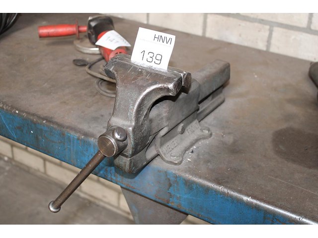 Metalen werkbank met opgebouwde bankschroef. afmeting 297 x 78 x 91 cm. let op: exclusief kavels op en onde... - afbeelding 3 van  4