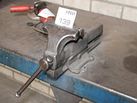 Metalen werkbank met opgebouwde bankschroef. afmeting 297 x 78 x 91 cm. let op: exclusief kavels op en onde... - afbeelding 3 van  4