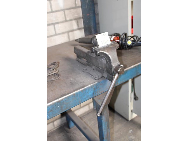 Metalen werkbank met opgebouwde bankschroef. afmeting 297 x 78 x 91 cm. let op: exclusief kavels op en onde... - afbeelding 4 van  4