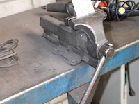 Metalen werkbank met opgebouwde bankschroef. afmeting 297 x 78 x 91 cm. let op: exclusief kavels op en onde... - afbeelding 4 van  4