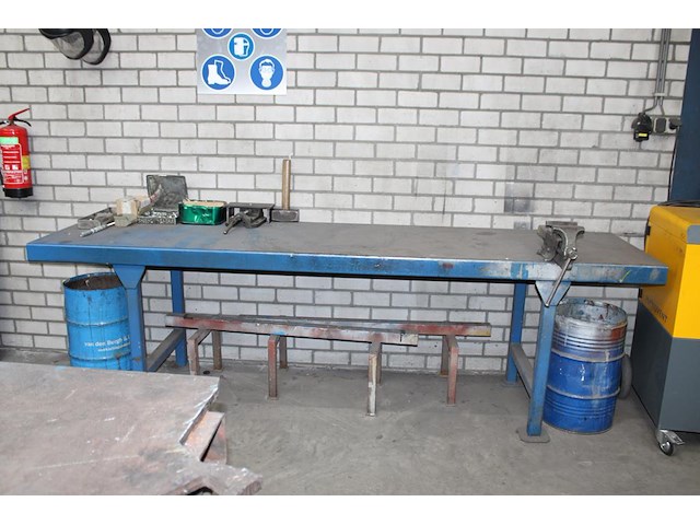 Metalen werkbank met opgebouwde bankschroef. afmeting 297 x 78 x 91 cm. let op: exclusief kavels op en onde... - afbeelding 1 van  4