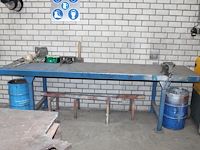 Metalen werkbank met opgebouwde bankschroef. afmeting 297 x 78 x 91 cm. let op: exclusief kavels op en onde... - afbeelding 1 van  4