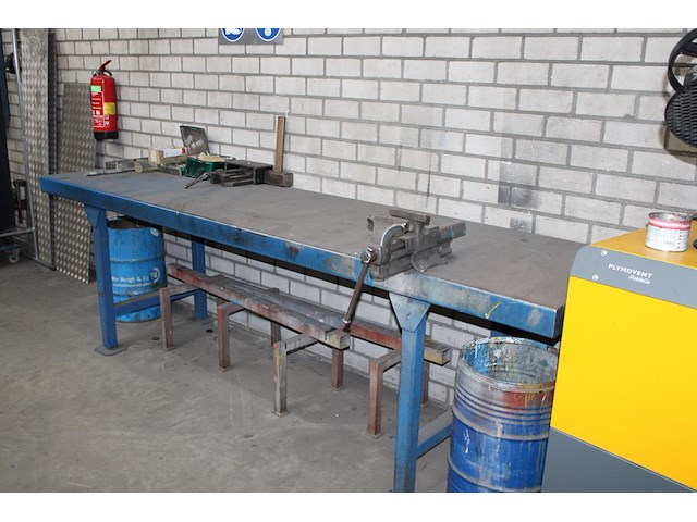 Metalen werkbank met opgebouwde bankschroef. afmeting 297 x 78 x 91 cm. let op: exclusief kavels op en onde... - afbeelding 2 van  4