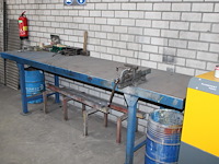 Metalen werkbank met opgebouwde bankschroef. afmeting 297 x 78 x 91 cm. let op: exclusief kavels op en onde... - afbeelding 2 van  4