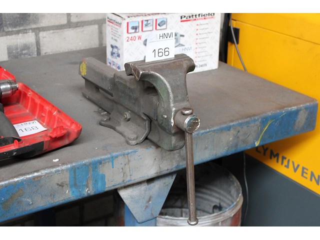 Metalen werkbank met opgebouwde bankschroef. afmeting 297 x 78 x 91 cm. let op: exclusief kavels op en onde... - afbeelding 3 van  4