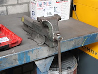 Metalen werkbank met opgebouwde bankschroef. afmeting 297 x 78 x 91 cm. let op: exclusief kavels op en onde... - afbeelding 3 van  4