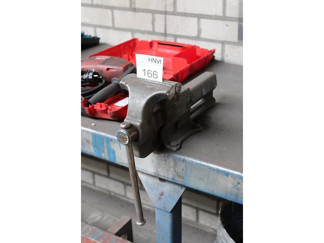Metalen werkbank met opgebouwde bankschroef. afmeting 297 x 78 x 91 cm. let op: exclusief kavels op en onde... - afbeelding 4 van  4