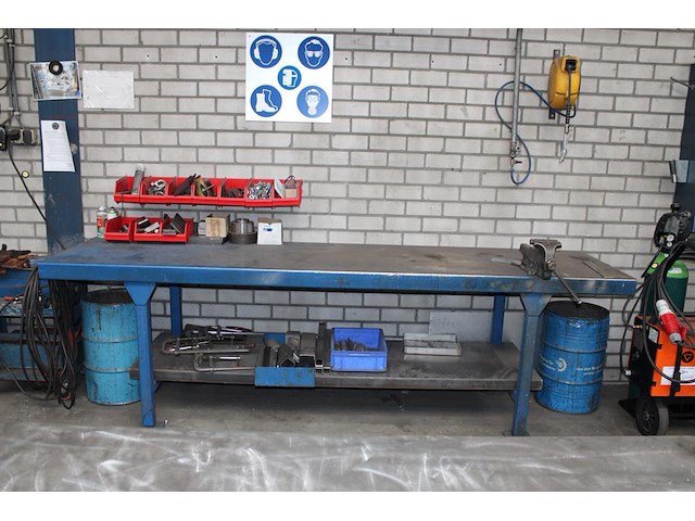 Metalen werkbank met opgebouwde bankschroef. afmeting 297 x 78 x 91 cm. let op: exclusief kavels op en onde... - afbeelding 1 van  4