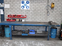 Metalen werkbank met opgebouwde bankschroef. afmeting 297 x 78 x 91 cm. let op: exclusief kavels op en onde... - afbeelding 1 van  4