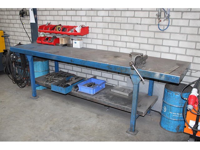 Metalen werkbank met opgebouwde bankschroef. afmeting 297 x 78 x 91 cm. let op: exclusief kavels op en onde... - afbeelding 2 van  4