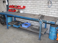 Metalen werkbank met opgebouwde bankschroef. afmeting 297 x 78 x 91 cm. let op: exclusief kavels op en onde... - afbeelding 2 van  4