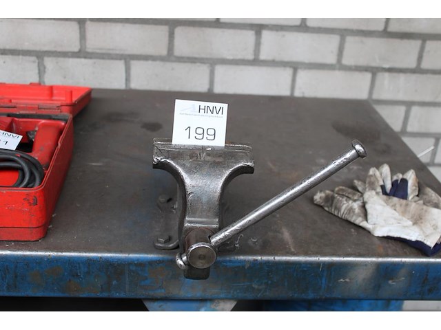 Metalen werkbank met opgebouwde bankschroef. afmeting 297 x 78 x 91 cm. let op: exclusief kavels op en onde... - afbeelding 3 van  4
