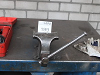 Metalen werkbank met opgebouwde bankschroef. afmeting 297 x 78 x 91 cm. let op: exclusief kavels op en onde... - afbeelding 3 van  4