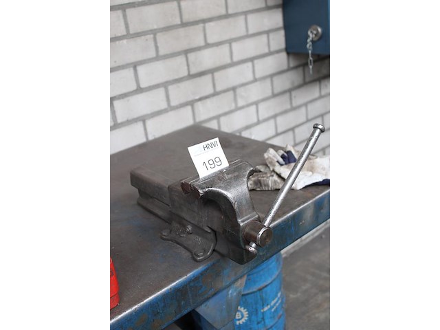 Metalen werkbank met opgebouwde bankschroef. afmeting 297 x 78 x 91 cm. let op: exclusief kavels op en onde... - afbeelding 4 van  4