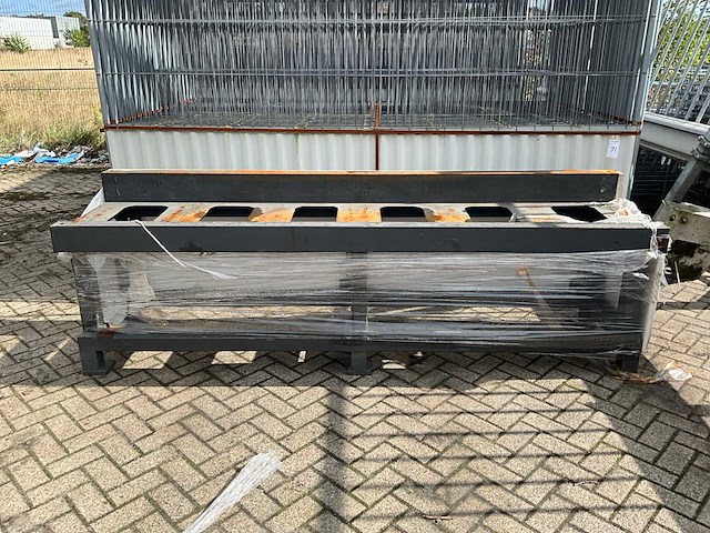 Metalen werkbank - afbeelding 1 van  4