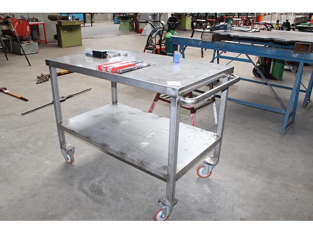 Metalen werktafel met afmeting 123 x 73 x 95 cm. - afbeelding 1 van  2
