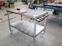 Metalen werktafel met afmeting 123 x 73 x 95 cm. - afbeelding 1 van  2