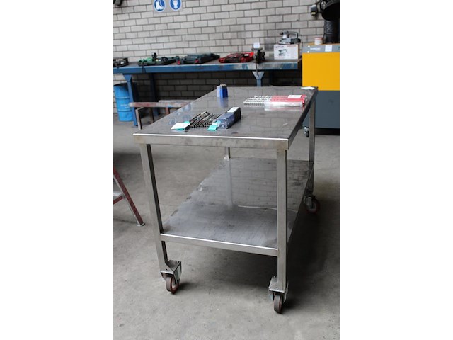 Metalen werktafel met afmeting 123 x 73 x 95 cm. - afbeelding 2 van  2