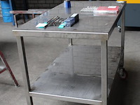 Metalen werktafel met afmeting 123 x 73 x 95 cm. - afbeelding 2 van  2