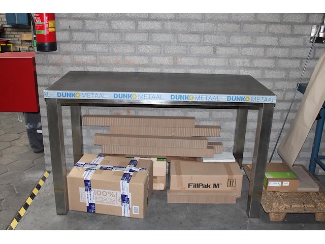 Metalen werktafel met afmeting 157 x 71 x 99 cm. - afbeelding 1 van  2