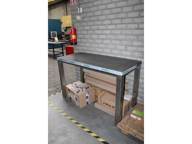 Metalen werktafel met afmeting 157 x 71 x 99 cm. - afbeelding 2 van  2