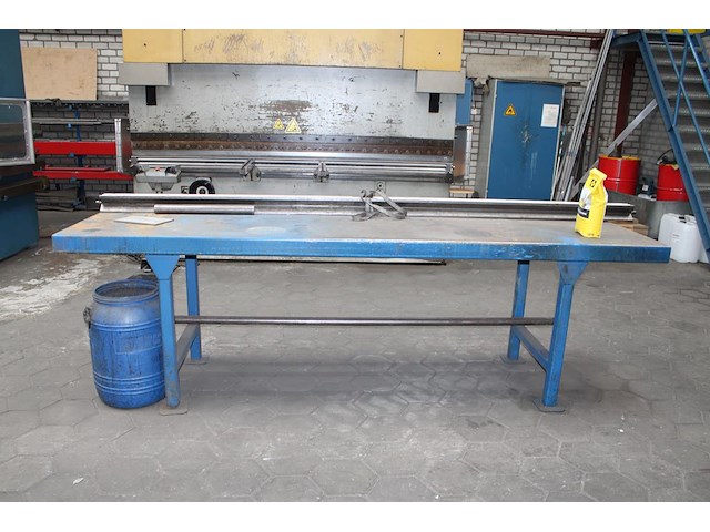 Metalen werktafel met afmeting 297 x 75 x 91 cm. - afbeelding 1 van  3