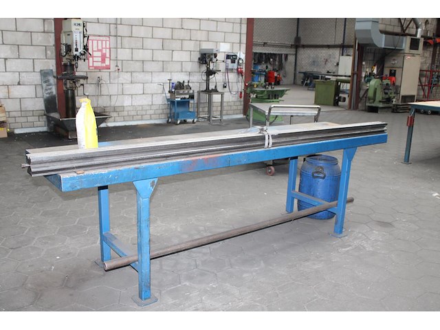 Metalen werktafel met afmeting 297 x 75 x 91 cm. - afbeelding 3 van  3