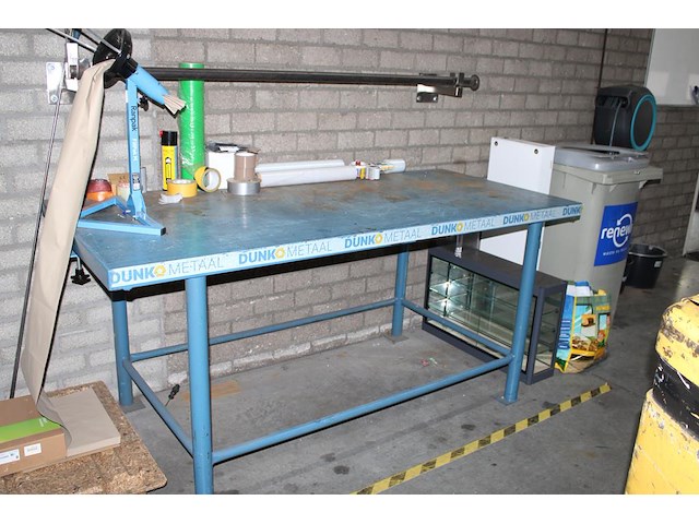 Metalen werktafel met bladafmeting 203 x 91 x 92 cm. - afbeelding 1 van  2