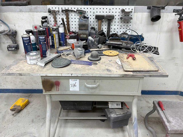 Metalen werktafel met inhoud - afbeelding 1 van  4